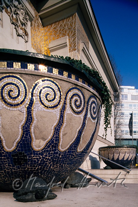 huge amphora near the entrance